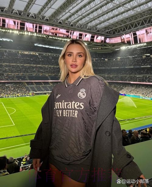 记者:齐达内和夫人现身伯纳乌观看皇马比赛 记者:齐达内和夫人现身伯纳乌观看皇马比赛