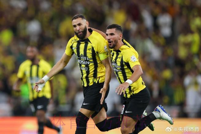 王的惩罚!本泽马刷爆历史 霸气!巴萨球员也夸他